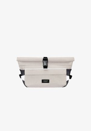 Grijze roll-top tas met zwarte accenten, voorzien van een sluiting met gesp en een voorkantvak. Gemaakt van waterdicht materiaal met reflecterende strips.