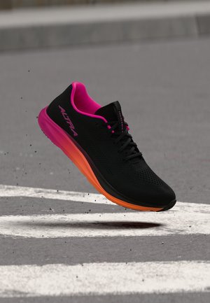 Altra ESCALANTE 5 - Zapatillas de trail running - black/pink glow/orange pop
