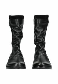 Czarne skórzane botki sięgające do kolan o luźnym fasonie, gładkiej powierzchni i zamku błyskawicznym z boku. Płaska podeszwa z minimalnymi akcentami.