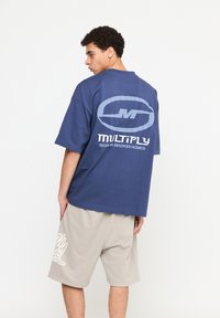 Multiply Apparel BROKEN IDENTITY - Camiseta estampada - night shadow