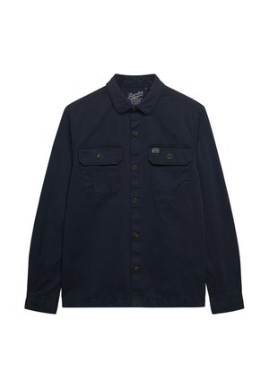 Granatowa, długorękawowa koszula zapinana na guziki, z dwoma zapinanymi na guziki kieszeniami na piersi oraz klasycznym kołnierzykiem.