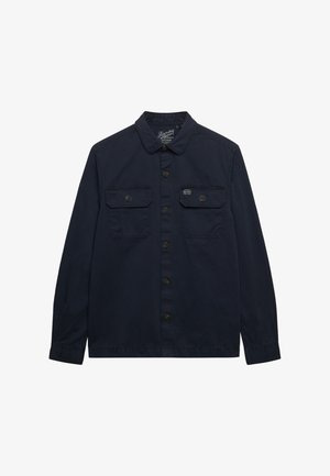 Donkerblauw overhemd met lange mouwen, knoopsluiting, twee borstzakken met knoop en een klassieke kraag.