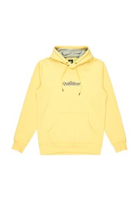 Sudadera amarilla con capucha, fabricada en material suave, que presenta un bolsillo canguro en la parte frontal, cordones y un logo en el pecho. Interior forrado en gris.