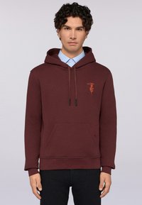 Burgundská mikina s kapucí vyrobená z bavlněné směsi, s přední kapsou, kapucí na šňůrku a oranžovou grafikou na levé hrudi.