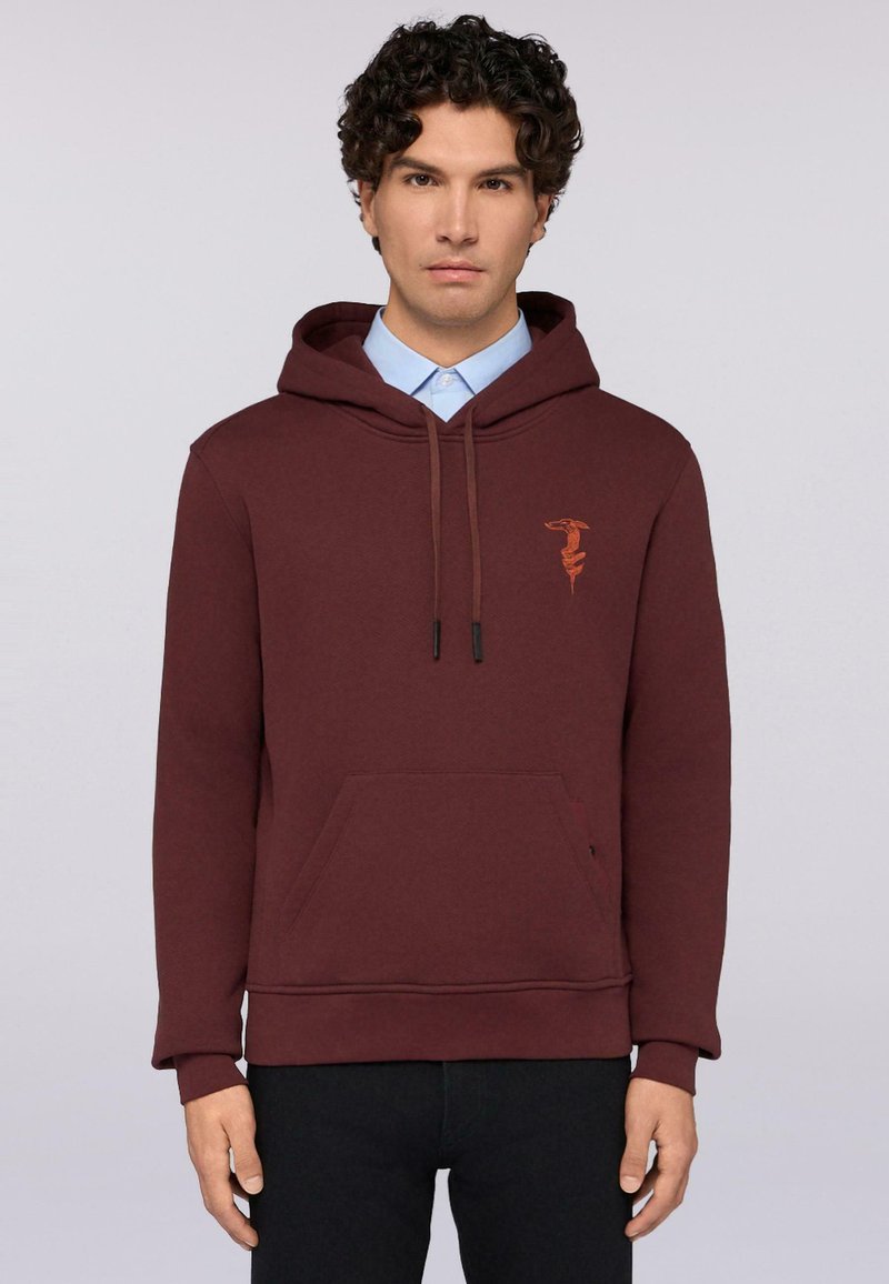 Burgundská mikina s kapucí vyrobená z bavlněné směsi, s přední kapsou, kapucí na šňůrku a oranžovou grafikou na levé hrudi.
