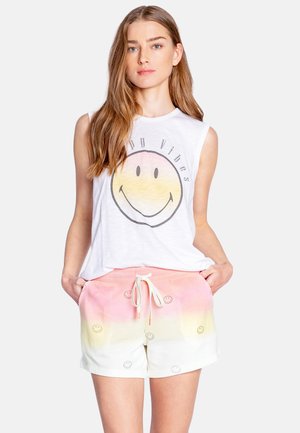 Haut sans manches blanc avec un grand motif de smiley ; shorts pastel dégradés avec de petits motifs de smiley et une taille à cordon.