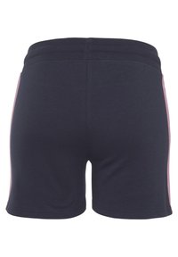 Marineblaue Baumwollshorts mit elastischem Bund, ausgestattet mit pinken Seitenelementen und einer glatten Textur. Design in mittellanger Shorts bis zum Oberschenkel.