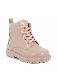 Stivaletto alla caviglia in pelle verniciata rosa con hardware dorato, punta rotonda, lacci testurizzati e borchie a forma di stella decorative sui lati.