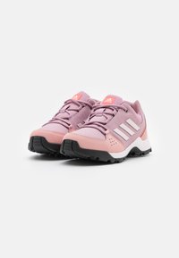 adidas Performance HYPERHIKER LOW - Scarpe da allenamento - magic mauve/almost pink/turbo