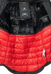 Veste isolante noire et rouge ouverte pour montrer la doublure intérieure en polaire noire douce et la partie inférieure matelassée rouge avec étiquettes de marque et de taille visibles.