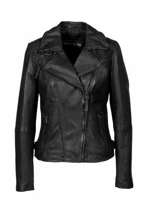 Cazadora de moto de cuero negro con cremallera frontal asimétrica, bolsillos laterales con cremallera y detalle de hebilla en el cuello y la cintura.