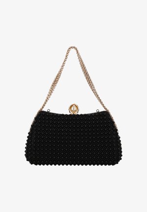 Sort perlebesat håndtaske med en struktureret form, der har en kæde i gylden tone og en rund lås med en perleudsmykning.