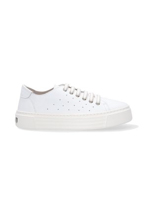 Białe skórzane sneakersy z perforowanym wzorem, okrągłym noskiem i jasną gumową podeszwą. Posiadają 6 metalowych oczek i płaskie sznurowadła.