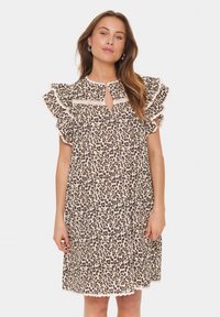 Leopardenmuster-Kleid aus leichtem Stoff; verfügt über geraffte Ärmel, einen Schlüsselloch-Ausschnitt und Spitze am Kragen und dem Saum. Sanfte Beige- und Brauntöne.