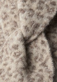 Sciarpa a maglia color crema con motivo a stampa leopardo marrone, caratterizzata da una finitura morbida e testurizzata. Il tessuto appare caldo e accogliente.