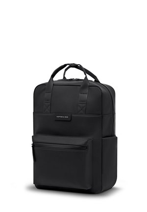 Schwarzer rechteckiger Rucksack mit doppelten oberen Griffen, einer Frontreißverschlusstasche, Seitentasche und Kapten & Son Etikett auf der Front.