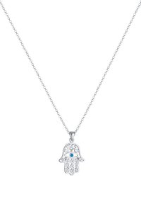 Collier en argent avec un pendentif hamsa comprenant des motifs découpés complexes et une pierre bleue centrale, orné de cristaux transparents.
