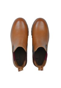 Bottes chelsea en cuir marron avec des panneaux latéraux élastiques, texture côtelée et semelle en caoutchouc. L'intérieur présente un revêtement bordeaux et un détail de logo.