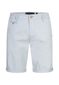 Pantalones cortos de algodón azul claro con puños doblados, que cuentan con un cierre de botón marrón, bolsillos laterales y una sutil etiqueta de marca en la parte posterior.