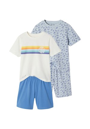 Zwei Kinder-Schlafanzüge: einer mit weißem Shirt, mehrfarbigen Streifen, dem Text "Die perfekte Welle" und blauen Shorts; der andere hellblau mit ozeanbezogenem Muster.