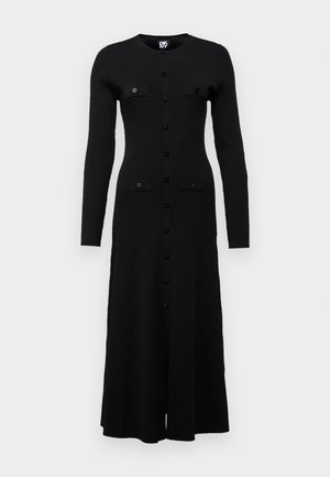 Schwarzes, geripptes Kleid mit langen Ärmeln, runder Ausschnitt, Knopfleiste und zwei aufgesetzten Taschen mit schwarzen Knöpfen, das unterhalb des Knies endet.