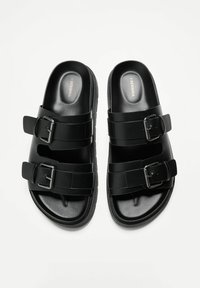 Bershka BUCKLED - Natikači - black