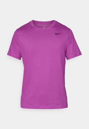 Camiseta corta de manga en color púrpura, hecha de una tela suave. Presenta un escote redondo y un logo negro de Nike en la parte superior izquierda.