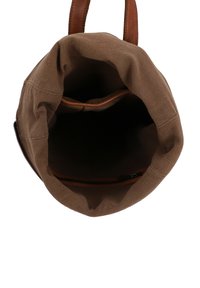 Borsa a tracolla in tela marrone con manici in pelle marrone. L'interno include una tasca con zip e un ampio scomparto principale. Design con apertura rotonda.