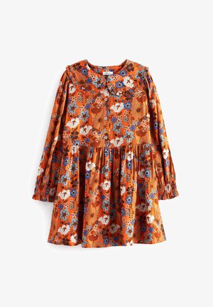 Langærmet orange kjole med samlet talje, flæsekrave og blåt, hvidt og brunt blomsterprint.