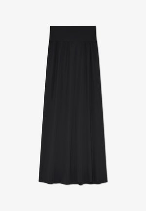 Čierna sukňa strednej dĺžky so širokým elastickým pásom. Vyrobená z hladkej, splývavej tkaniny, ktorá jemne splýva. Žiadne viditeľné vzory alebo ozdoby.