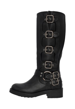 Botas altas de cuero negro con puntera redondeada, que cuentan con múltiples hebillas y correas de plata a lo largo del lado exterior. Suela de goma gruesa.