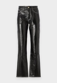 Calças pretas, de cintura alta, em estilo flare, feitas de material brilhante com costuras brancas em contraste e um fecho zip na frente. Inclui dois bolsos frontais.