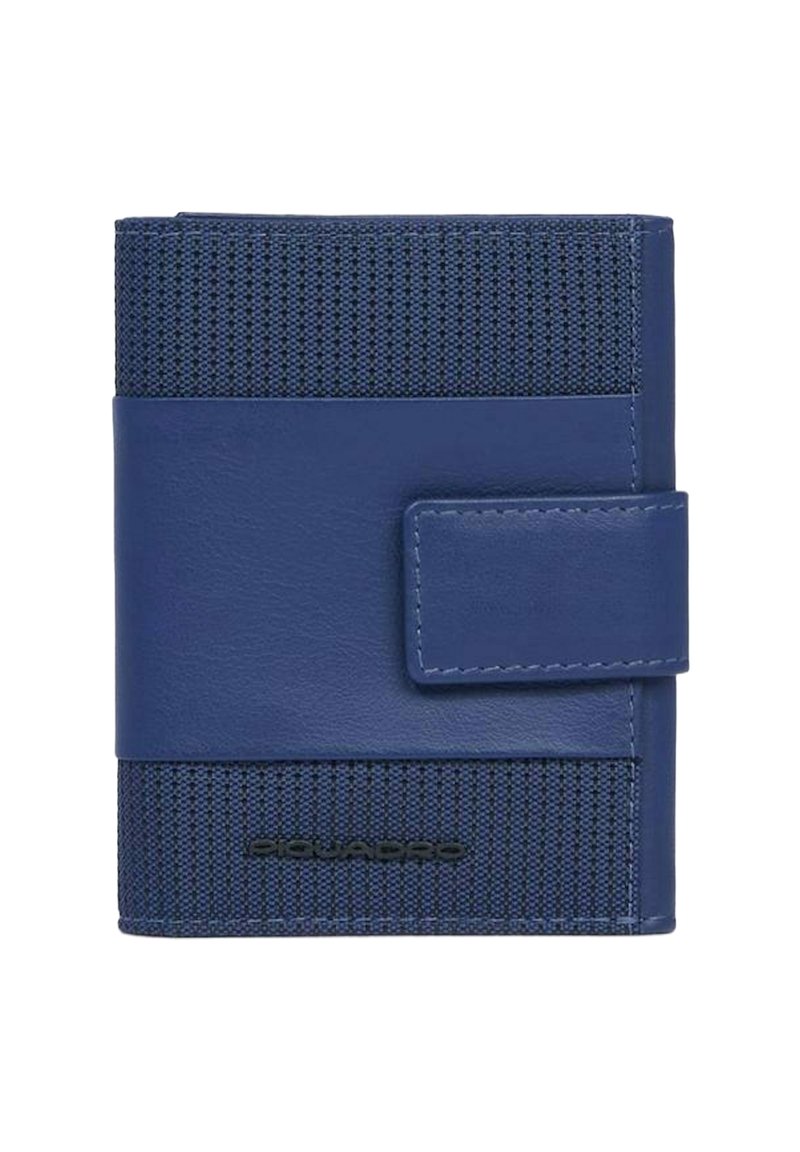 Portafoglio blu navy con sezione in tessuto strutturato e fascia in pelle liscia. Presenta una chiusura a scatto e dettaglio di marchio inciso.