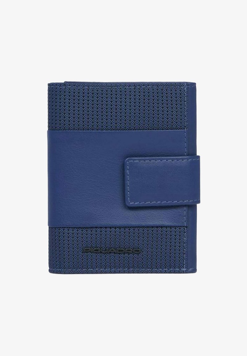 Portafoglio blu navy con sezione in tessuto strutturato e fascia in pelle liscia. Presenta una chiusura a scatto e dettaglio di marchio inciso.