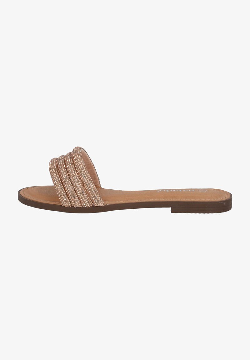 Sandal con cinturini e tre file di perline metalliche, soletta sintetica color beige, suola piatta e design minimalista.