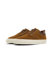 Baskets en suede marron avec des bouts ronds, des accents texturés et des semelles en caoutchouc crème contrastantes. Comprend des œillets en métal et des lacets plats.