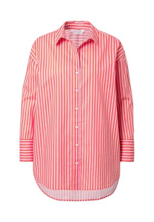 Camisa de botones con mangas largas, con rayas verticales rojas y blancas. La tela es suave y el diseño incluye un cuello clásico y un dobladillo redondeado.