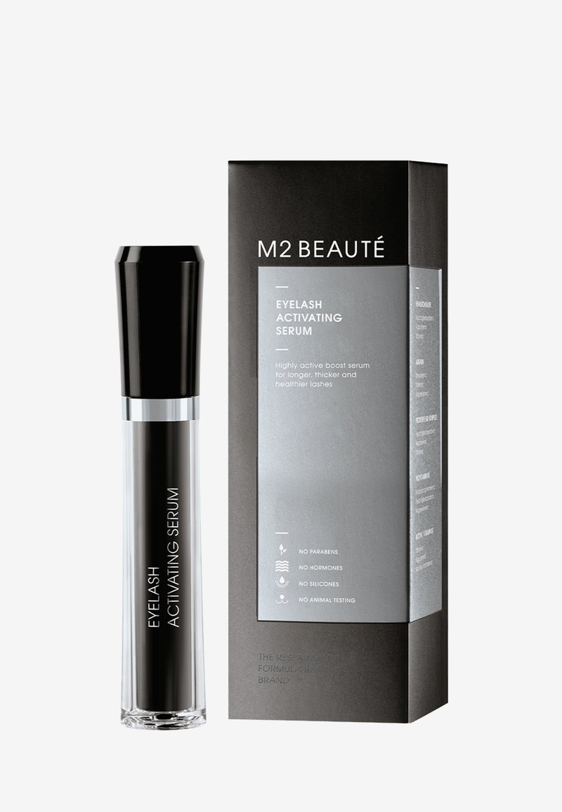 Schwarzes und transparentes Serumröhrchen mit silbernem Akzent; rechteckige Box mit mattschwarzer Oberfläche und grauer Etikettierung, die Produktinformationen enthält.