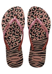 Ružové šľapky s leopardím vzorom a trblietavými strapcami v ružovo-zlatej farbe. Textúrovaná čierno-hnedá pruhovaná podošva. Názov značky "havaianas" je viditeľný.