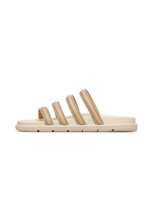 Sandalo beige con quattro cinturini imbottiti decorati con strass e suola piatta testurizzata.