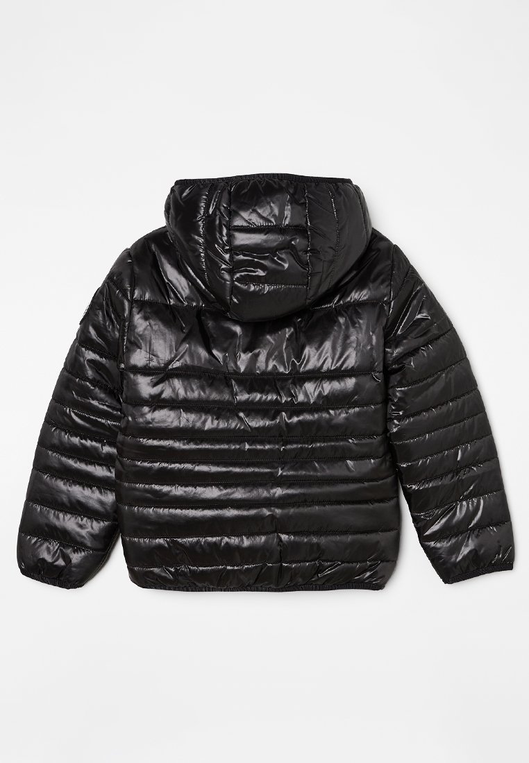 Veste rembourrée noire avec capuche, présentant un design matelassé, une texture brillante et des poignets élastiques. La vue arrière montre un motif de couture horizontal.