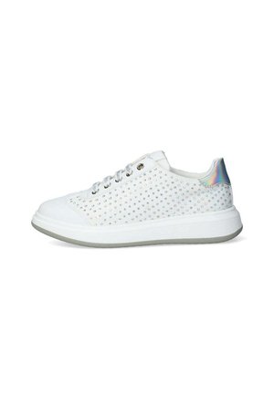 Sneaker bianco con un motivo a pois di piccoli accenti lucenti. Presenta occhielli argentati e una suola grigia chiara, con un dettaglio iridescente sul tallone.