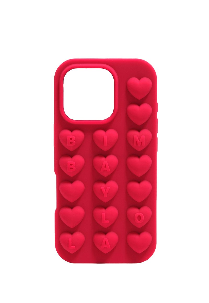 La funda de teléfono de silicona roja presenta formas de corazones elevados y letras dispuestas en un patrón de cuadrícula, con una sección abierta para la cámara.