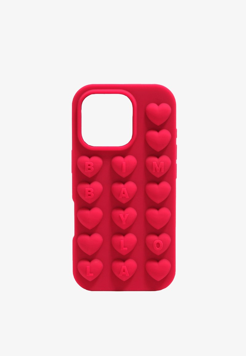 La funda de teléfono de silicona roja presenta formas de corazones elevados y letras dispuestas en un patrón de cuadrícula, con una sección abierta para la cámara.
