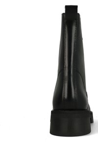 Zwarte leren enkelboot met een gladde afwerking, gestapelde hak en een trekloop aan de achterkant. Bevat contrasterende stiksels langs de naden.