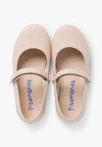Pantofi Mary Jane din pânză bej deschis, cu vârful rotund, curea elastică și interior căptușit. Branțul prezintă text de brand în tonuri de albastru.