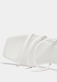 PULL&BEAR Sandales - white