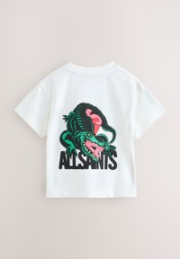Witte katoenen t-shirt met een groen reptielenafbeelding op de achterkant. Het ontwerp bevat roze accenten en vetgedrukte zwarte tekst met de tekst "ALLSAINTS."