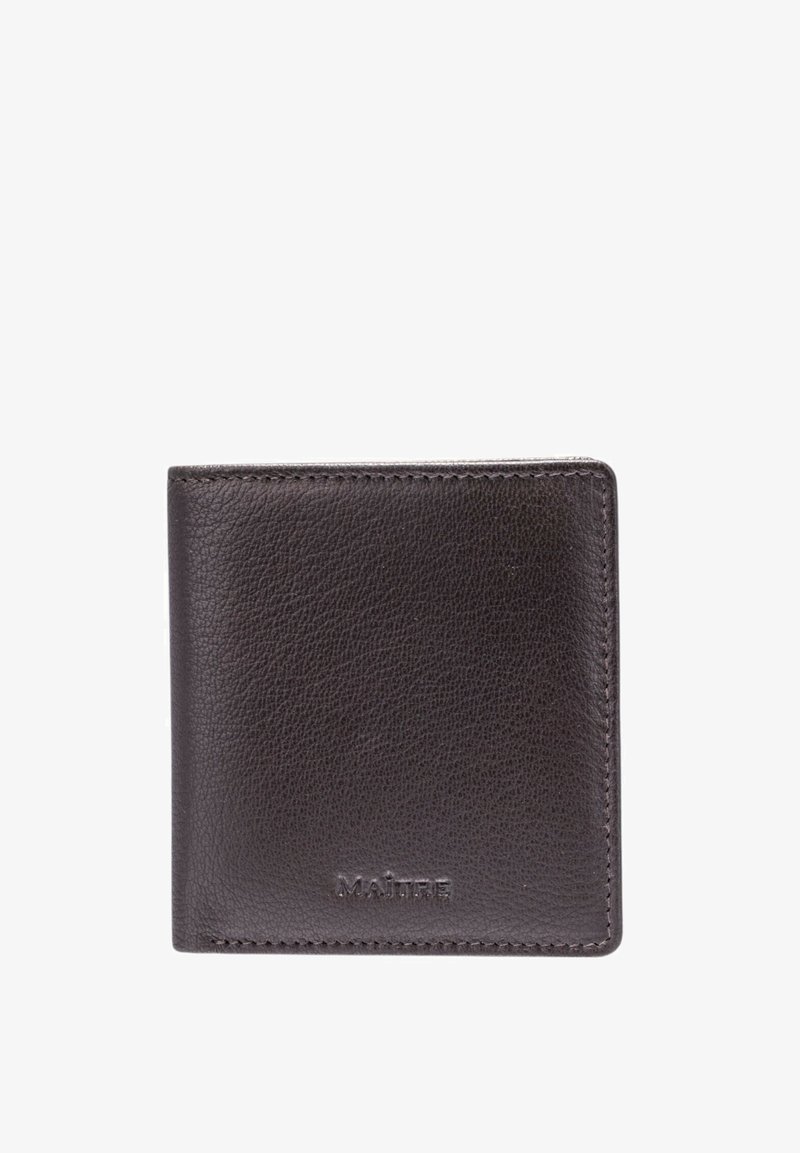 Portefeuille en cuir marron avec une texture granuleuse, design bi-fold et un petit logo embossé à l'avant. Coutures propres le long des bords.
