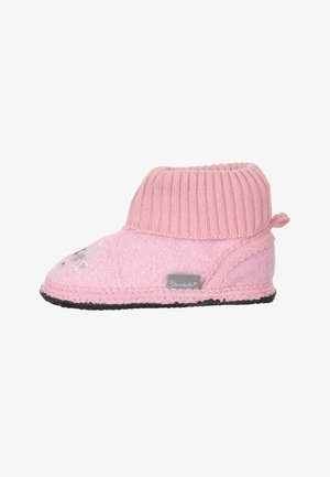 Zachte roze babyslof met geribde enkelmanchet, bloemenborduurwerk bovenop en een zwarte zool, ontworpen voor warmte en comfort.